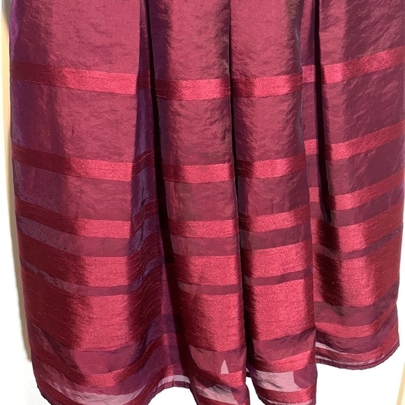 TAYLOR  Fit & Flare Style Dress Size 8 - Picture 2 of 6